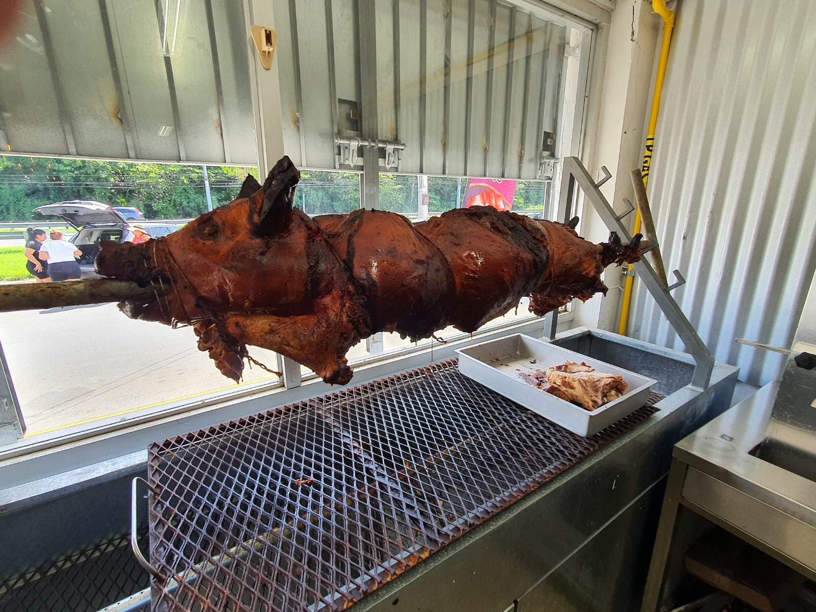 Lechón asado entero en el asador