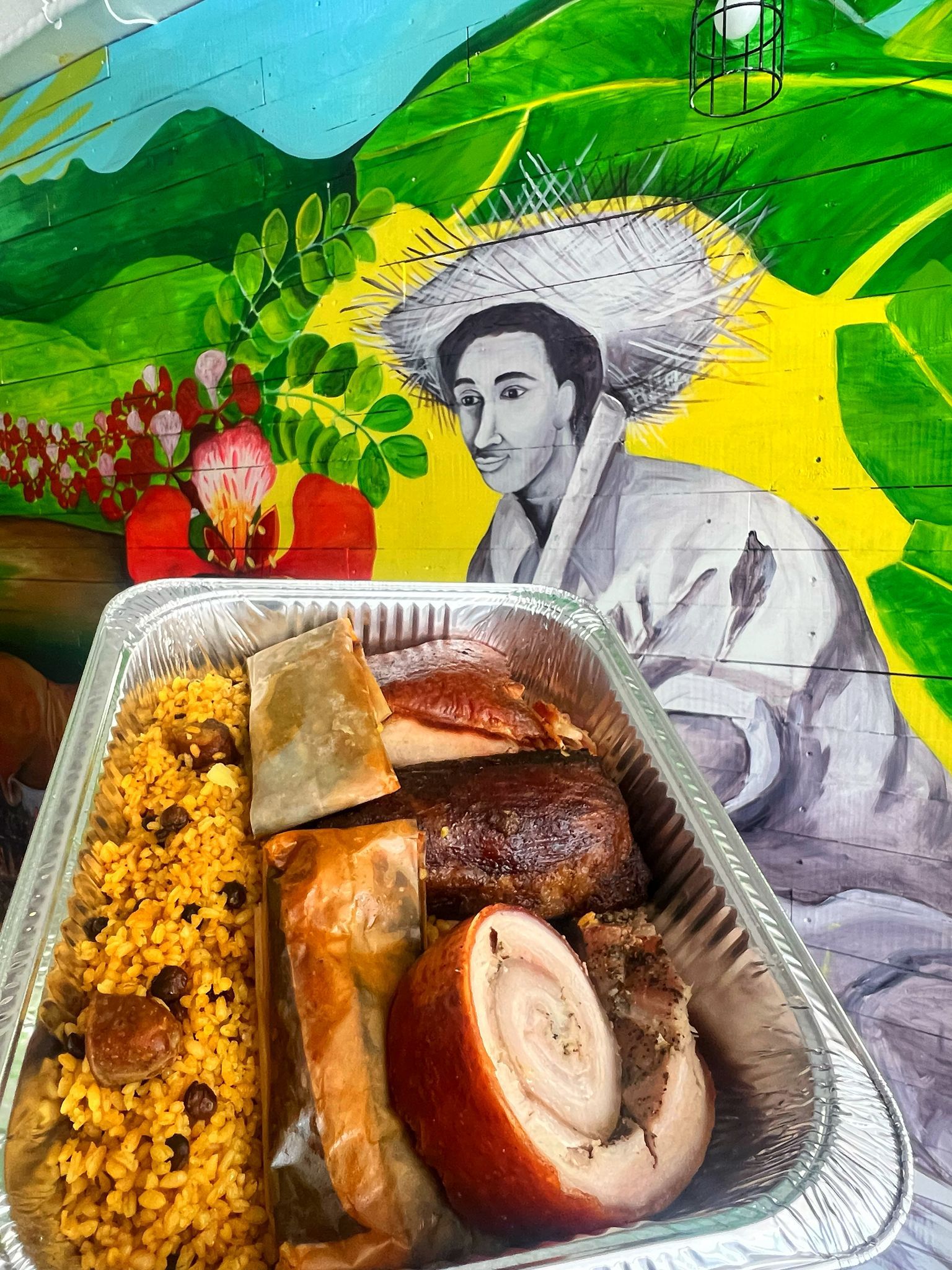 Comida puertorriqueña con arroz, lechón y acompañantes